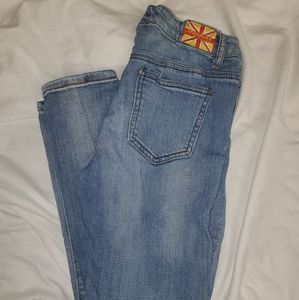 Machine light wash ripped jeans.